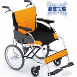 【輪椅王】 亮橙色和黑色輪椅，配有扶手、腳踏板和大後輪。上面有藍色文字的日文字。這款日本ブランドMiki MCSC-43JL手押し車椅（輪椅型號：FR43JL-16）將功能與設計融為一體。
