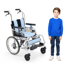 【輪椅王】 一個帶有藍色坐墊的日本品牌Miki MUT-1ER手推輪椅（特高後手推，方便照顧兒童）（輪椅王型號：MPT-60(ER)BW）位於一個穿著藍色襯衫和深色褲子的小男孩旁邊。