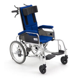 【輪椅王】 藍色和黑色可調式輪椅，配有頭枕和大後輪。前腳輪較小。框架是銀色的，帶有黑色和藍色的緩衝墊。此型號日本品牌MIKI MSL-3ER兒童高背輪椅手推輪椅（輪椅王型號：PM-SLT(16)）確保兒童的舒適度和活動能力。