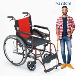 【輪椅王】 一名男子拄著拐杖站在紅黑相間的輪椅旁邊，輪椅上寫著“>173cm”，顯示他的身高。
