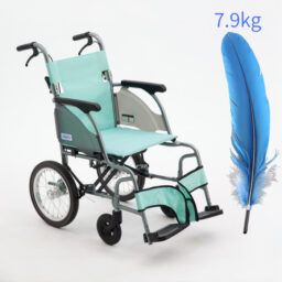 【輪椅王】 重 7.9 公斤的輕淺藍色輪椅旁邊有一根藍色羽毛，顯示其重量很輕。此型號來自日本品牌Miki CRT-2/MOC-43J(LK2)，有淺綠色或藍色座墊和靠背可供選擇（型號：LK-16）。