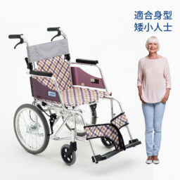 【輪椅王】 一張格子圖案的輪椅，型號為MO43JL-16（16寸實心小輪），黑色手柄和腳踏板，旁邊陳列著一位身穿淺粉色上衣和淺藍色褲子的白髮短髮的老婦人。亞洲字元文字可見。
