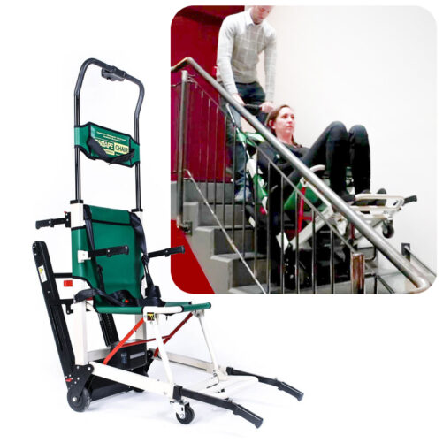 【輪椅王】 一個人示範如何使用 Escape Chair VOLT（荷蘭品牌 Escape Mobility 的一款【樓梯逃生椅 – 電動】）將另一個人運送下樓梯。還顯示了未使用的椅子的特寫鏡頭。