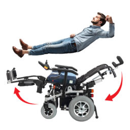 【輪椅王】 一名男子斜倚在 Merits WCP201 電動輪椅上方，該輪椅顯示從坐姿到完全斜倚位置的過渡，紅色箭頭表示運動，突出顯示其電動斜倚角度為 5° 至 45° 的能力。