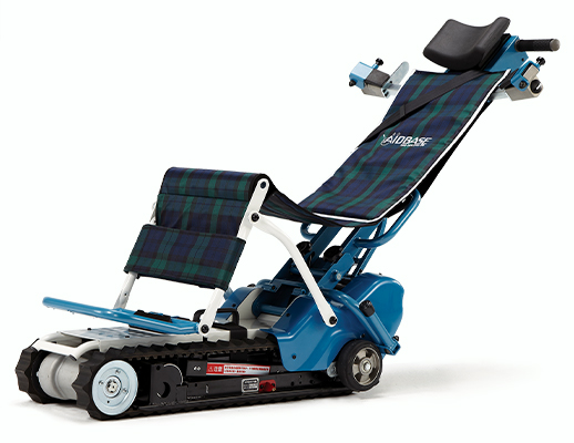 【輪椅王】 輪椅王獨家代理的最新第三代爬樓梯輪椅，採用藍黑配色，搭配格子座椅。其橡膠履帶確保了樓梯上的移動性，其緊湊的可折疊設計凸顯了台灣品牌 AIDBASE HKSC 970B 的創新。
