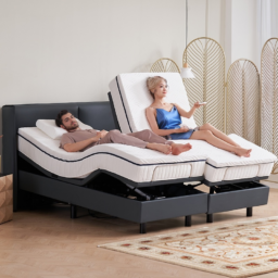 【輪椅王】 現代臥室裡，兩個人在可調節的床上休息，每個人的床傾斜不同的角度，展示了可中醫單人床有脈頂和弧形腰位醫療床的功能。