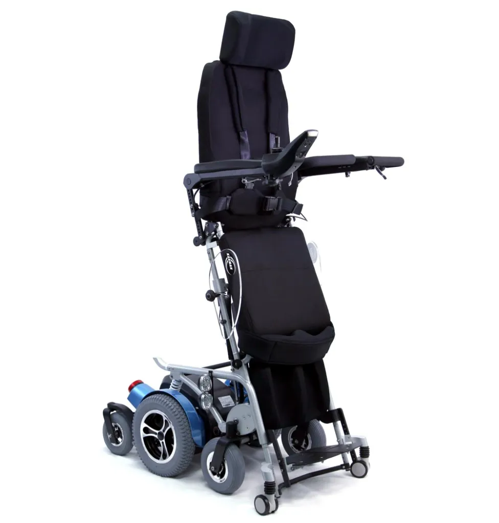 【輪椅王】 KARMAN XO505 電動輪椅配有黑色軟墊座椅、可調式頭枕和眾多支撐元件，可實現最佳的移動性和舒適度。這款高背輪椅具有站立和傾斜功能，非常適合多樣化的需求。
