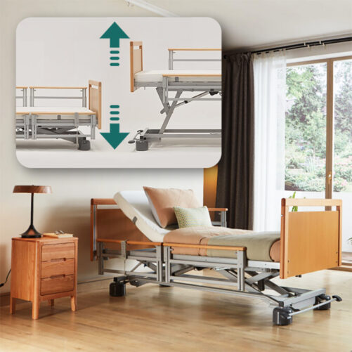 【輪椅王】 一款可調節的德國品牌五功能可傾側及升降電動護理床WC5R4H（出口版）放置在光線充足的房間裡，配有木製床頭櫃和椅子。插圖顯示了帶有向上和向下箭頭的床的高度調節功能。