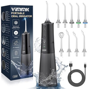 【輪椅王】 Vinnk 便攜式充電口腔沖洗器的圖片，具有五種模式和 IPX7 防水功能。包括沖洗裝置、九個不同的噴嘴配件、USB 充電線和產品包裝。