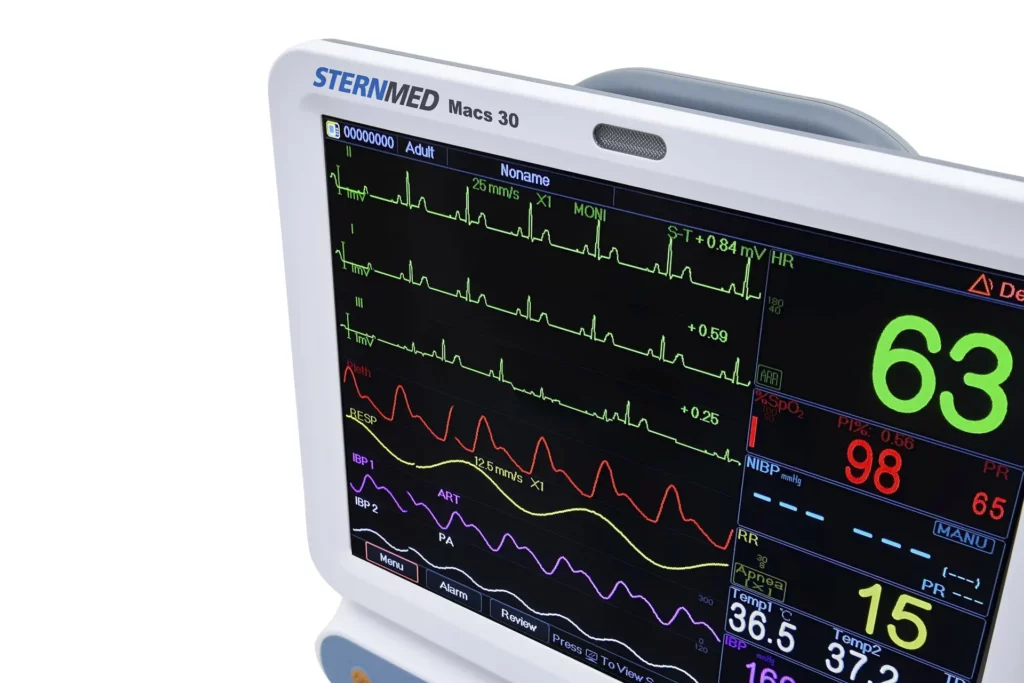 【輪椅王】 SternMed 結構緊湊型多參數特寫 Macs 30 病患監視器顯示各種生命體徵，包括心率、血壓和氧飽和度等級。