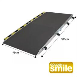 【輪椅王】 這款「Golden Smile」可折疊坡道採用高強度鋁合金製成，尺寸為 300 公分 x 75 公分。設計時考慮安全性，具有黃色和黑色邊緣。其折疊式設計非常適合在 75 公分以下的高度使用，內建輪子使便攜性變得輕而易舉。