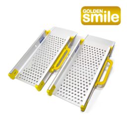 【輪椅王】 兩個帶有穿孔表面和黃色手柄的金屬坡道並排展示。 「Golden Smile」無障礙坡道M104(S)-45 標誌醒目地出現在右上角。