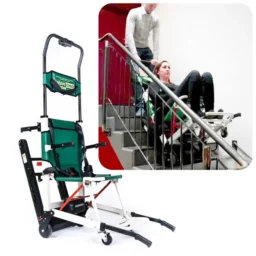 【輪椅王】 一名男子正在示範 Escape Chair VOLT，這是荷蘭品牌 Escape Mobility 生產的一款電動樓梯疏散椅，可引導一名坐著的女性安全地走下樓梯。特寫鏡頭在前景中展示了這種最先進的救援解決方案的綠色和黑色設計。