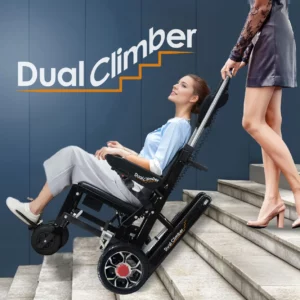 【輪椅王】 一名婦女在另一個人的幫助下坐在樓梯上的 Dual Climber 輪椅上。背後的深色牆壁上印有「輪椅王獨家代理Dual Climber」標誌，凸顯其創新的【2合1電梯輪椅樓梯機】設計。